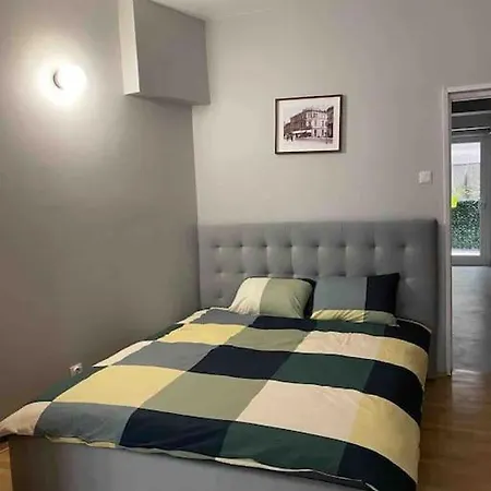 Double Near Square - 2 Balconies Apartamento