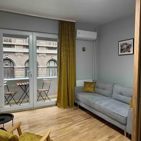 Apartment Double Near Square - 2 Balconies